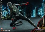 Hot Toys - Spider-Man: No Way Home Movie Masterpiece Action Figure 1/6 Spider-Man (Black & Gold Suit) 30 cm - Image 7