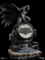 Iron Studios - Zack Snyder's Justice League Deluxe Art Scale Statue 1/10 Batman on Batsignal 28 cm - Image 2