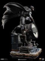 Iron Studios - Zack Snyder's Justice League Deluxe Art Scale Statue 1/10 Batman on Batsignal 28 cm - Image 3