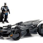 Jada Toys - Justice League Diecast Model 1/24 2017 Batmobile with figure