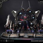 Transformers: Dark of the Moon (Film) Museum Masterline Statue Optimus Prime Weapons Depot Bonus Version 127 cm